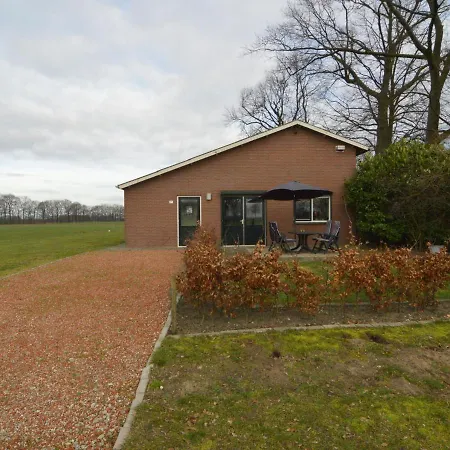 Vakantiehuis Cozy Holiday Near Forest In
