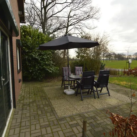 Vakantiehuis Cozy Holiday Near Forest In